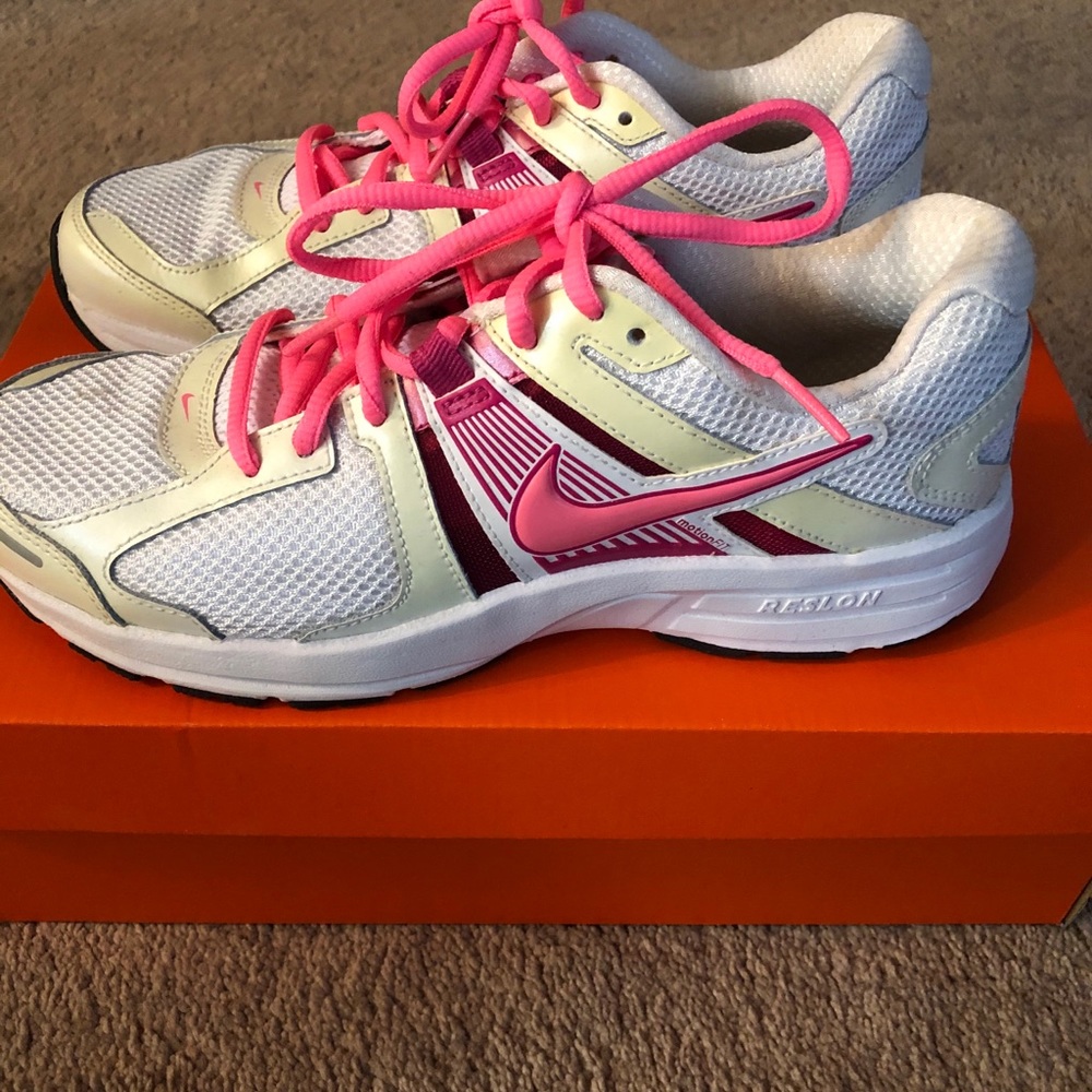 Ladies Nike Sneakers - Picture 3 of 5